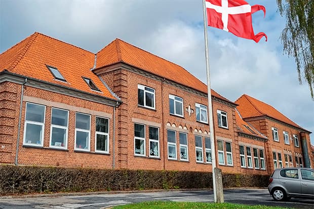 Kage, byvandring, leg og sang: Langå Bibliotek fylder 60 år